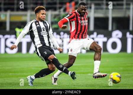 Mailand, Frankreich, Italien. November 2024. Weston MCKENNIE von Juventus und Youssouf FOFANA vom AC Milan während des Spiels der Serie A zwischen AC Milan und Juventus FC im San Siro Stadium am 23. November 2024 in Mailand. (Kreditbild: © Matthieu Mirville/ZUMA Press Wire) NUR REDAKTIONELLE VERWENDUNG! Nicht für kommerzielle ZWECKE! Stockfoto