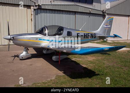 Sonaca S200 vom Aéroclub de Camargue parkte vor dem Hangar auf dem Flugplatz Candillargues in Südfrankreich Stockfoto