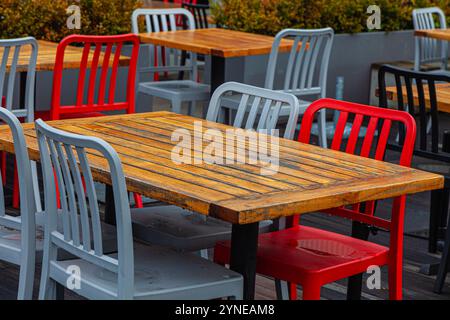 Auswahl an farbigen Stühlen an einem regnerischen Tag am Lonsdale Quay in North Vancouver Kanada Stockfoto