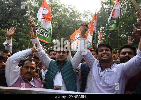 NEW DELHI, INDIEN - 25. NOVEMBER: Der neue IYC-Präsident Uday Bhanu Chib und Mitglieder des Indischen Jugendkongresses (IYC) während eines Protestes gegen die Zentralregierung forderten die Festnahme des indischen Industriellen Gautam Adani in Jantar Mantar am 25. November 2024 in Neu-Delhi, Indien. Der Jugendkongress veranstaltete einen Protest, der die Verhaftung des Milliardärs Gautam Adani forderte, wegen der Vorwürfe, dass die Adani-Gruppe 250 Millionen US-Dollar an Regierungsbeamten für günstige Solarstromverträge in vier indischen bundesstaaten gezahlt habe. (Foto: Sonu Mehta/Hindustan Times/SIPA USA ) Stockfoto