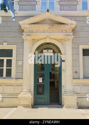 Triest, Italien - 27. Juni 2024: Monumentale Eingangstür zum KK Staatsgymnasium International School Stockfoto