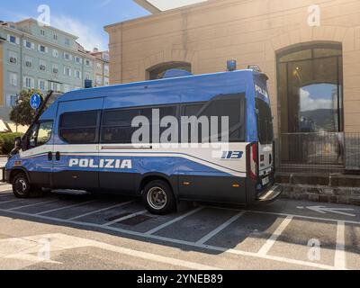 Triest, Italien - 27. Juni 2024: Große blaue Polizia, Polizei, Van parkt Stockfoto