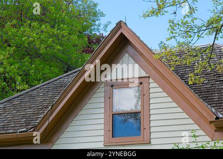 Dachgiebel mit Fenster eines antiken Hauses in West Branch Iowa Stockfoto