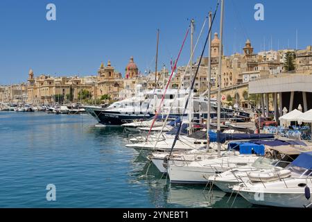 Valletta, Malta - 3. August 2024: Yachten und Motorboote reihten im Jachthafen der drei Städte von Valletta an Stockfoto