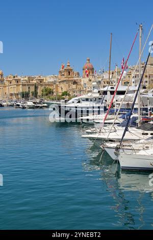 Valletta, Malta - 3. August 2024: Yachten und Motorboote reihten im Jachthafen der drei Städte von Valletta an Stockfoto