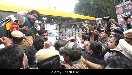 NEW DELHI, INDIEN - 25. NOVEMBER: Polizeikräfte verhaften den neuen IYC-Präsidenten Uday Bhanu Chib und Mitglieder des Indischen Jugendkongresses (IYC) während eines Protestes gegen die Zentralregierung und fordern die Verhaftung des indischen Industriellen Gautam Adani in Jantar Mantar am 25. November 2024 in Neu-Delhi, Indien. Der Jugendkongress veranstaltete einen Protest, der die Verhaftung des Milliardärs Gautam Adani forderte, wegen der Vorwürfe, dass die Adani-Gruppe 250 Millionen US-Dollar an Regierungsbeamten für günstige Solarstromverträge in vier indischen bundesstaaten gezahlt habe. (Foto: Sonu Mehta/Hindustan Times/SIPA USA ) Stockfoto