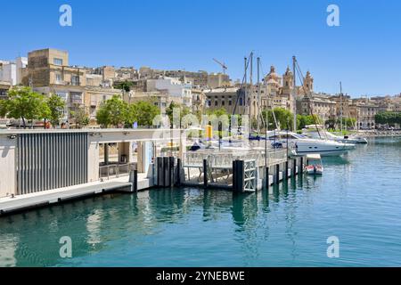 Valletta, Malta - 3. August 2024: Kleiner Fährhafen im Jachthafen der drei Städte von Valletta Stockfoto