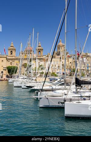 Valletta, Malta - 3. August 2024: Yachten und Motorboote reihten im Jachthafen der drei Städte von Valletta an Stockfoto