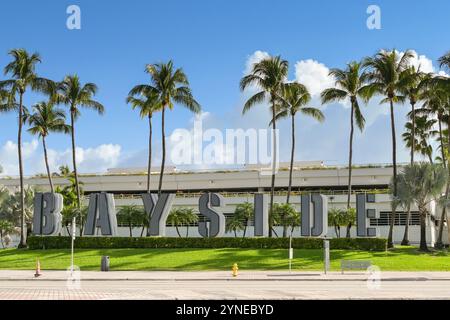 Miami, Florida, USA - 3. Dezember 2023: Großes Schild vor dem Bayside Freizeit- und Einkaufskomplex in der Innenstadt von Miami Stockfoto