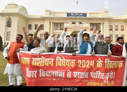 Patna, Indien. November 2024. PATNA, INDIEN - 25. NOVEMBER: CPI-ML-Gesetzgeber demonstrieren während der Wintersitzung vor der Bihar Assembly am 25. November 2024 in Patna, Indien. (Foto: Santosh Kumar/Hindustan Times/SIPA USA) Credit: SIPA USA/Alamy Live News Stockfoto