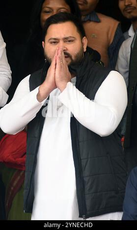 Patna, Indien. November 2024. PATNA, INDIEN - 25. NOVEMBER: Oppositionsführer und RJD MLA Tejashwi Yadav kommen am 25. November 2024 in Patna, Indien, an der Wintersitzung in Bihar Assembly Teil. (Foto: Santosh Kumar/Hindustan Times/SIPA USA) Credit: SIPA USA/Alamy Live News Stockfoto