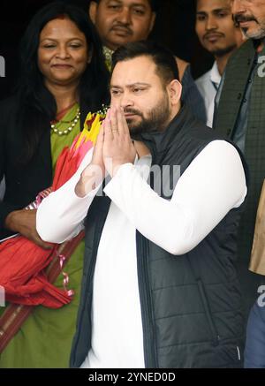 Patna, Indien. November 2024. PATNA, INDIEN - 25. NOVEMBER: Oppositionsführer und RJD MLA Tejashwi Yadav kommen am 25. November 2024 in Patna, Indien, an der Wintersitzung in Bihar Assembly Teil. (Foto: Santosh Kumar/Hindustan Times/SIPA USA) Credit: SIPA USA/Alamy Live News Stockfoto