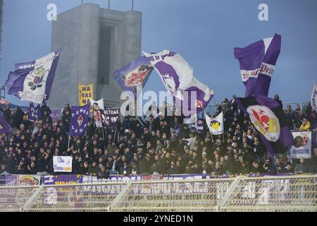 Como, Italien. November 2024. Comos Fiorentina-Fans während des Fußballspiels der Serie A Enilive 2024/2025 zwischen Como und Fiorentina im Giuseppe Sinigaglia-Stadion in Como, Norditalien - Sonntag, den 24. November 2024. Sport - Fußball. (Foto: Antonio Saia/LaPresse) Credit: LaPresse/Alamy Live News Stockfoto