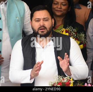 Patna, Indien. November 2024. PATNA, INDIEN - 25. NOVEMBER: Oppositionsführer und RJD MLA Tejashwi Yadav kommen am 25. November 2024 in Patna, Indien, an der Wintersitzung in Bihar Assembly Teil. (Foto: Santosh Kumar/Hindustan Times/SIPA USA) Credit: SIPA USA/Alamy Live News Stockfoto