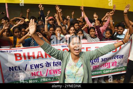 Patna, Indien. November 2024. PATNA, INDIEN – 25. NOVEMBER: Die Bihar Police hat am 25. November 2024 in Gardanibagh in Patna, Indien, eine Demonstration für verschiedene Forderungen demonstriert. (Foto: Santosh Kumar/Hindustan Times/SIPA USA) Credit: SIPA USA/Alamy Live News Stockfoto