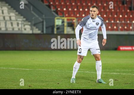 Krakau, Polen. November 2024. Fußball 2024 2025 PKO BP Ekstraklasa Puszcza Niepolomice vs Widzew Lodz op: ARTUR SIEMASZKO Credit: Konrad Swierad/Alamy Live News Stockfoto