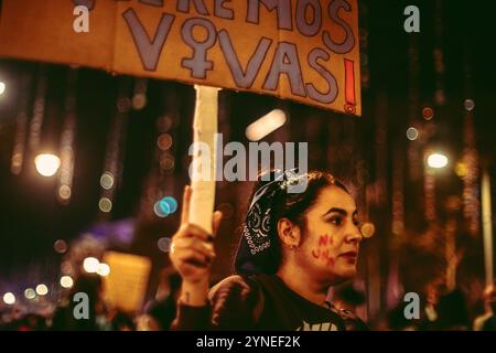 Barcelona, Spanien. November 2024. Eine Feministin hält Plakate mit der Aufschrift "wir wollen sie am Leben" während eines Protestes beim Internationalen Tag gegen geschlechtsspezifische Gewalt. Quelle: Matthias Oesterle/Alamy Live News Stockfoto