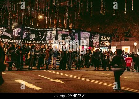 Barcelona, Spanien. November 2024. Feministinnen halten Plakate während eines Protestes beim Internationalen Tag gegen geschlechtsbezogene Gewalt. Quelle: Matthias Oesterle/Alamy Live News Stockfoto