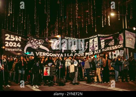 Barcelona, Spanien. November 2024. Feministinnen halten Plakate während eines Protestes beim Internationalen Tag gegen geschlechtsbezogene Gewalt. Quelle: Matthias Oesterle/Alamy Live News Stockfoto