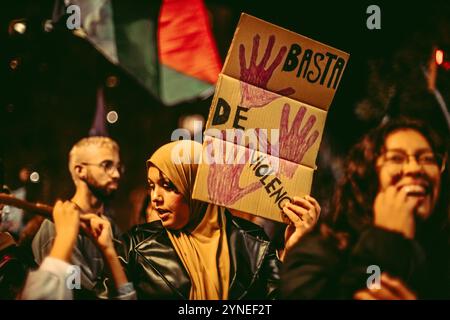 Barcelona, Spanien. November 2024. Eine Feministin hält Plakate mit der Aufschrift STOP Violence' während eines Protestes beim Internationalen Tag gegen geschlechtsspezifische Gewalt. Quelle: Matthias Oesterle/Alamy Live News Stockfoto