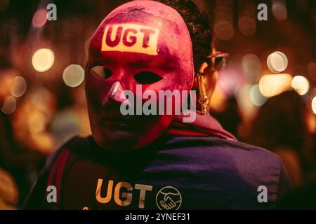 Barcelona, Spanien. November 2024. Feministinnen halten Plakate während eines Protestes beim Internationalen Tag gegen geschlechtsbezogene Gewalt. Quelle: Matthias Oesterle/Alamy Live News Stockfoto