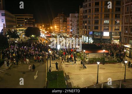 Oviedo, Spanien, 25. November 2024: Tausende von Menschen versammelten sich bei der Demonstration vor dem Beginn der Demonstration "Let Shame Change sides" am 25. November 2024 in Oviedo, Spanien. Quelle: Alberto Brevers / Alamy Live News. Stockfoto