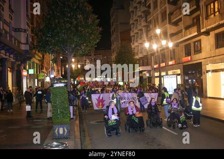 Oviedo, Spanien, 25. November 2024: Der Leiter der Demonstration während der Demonstration "Let Shame Change Sides" am 25. November 2024 in Oviedo, Spanien. Quelle: Alberto Brevers / Alamy Live News. Stockfoto