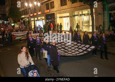 Oviedo, Spanien, 25. November 2024: Mehrere Frauen tragen Nachrufe von Menschen, die 2024 in Spanien während der Demonstration "Let Shame Change Sides" am 25. November 2024 in Oviedo, Spanien, wegen geschlechtsspezifischer Gewalt starben. Quelle: Alberto Brevers / Alamy Live News. Stockfoto