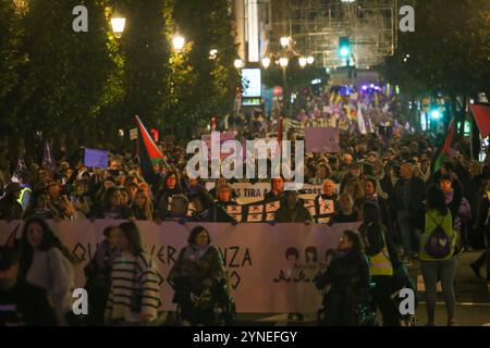 Oviedo, Spanien, 25. November 2024: Tausende von Menschen versammelten sich auf den Straßen von Oviedo während der Demonstration „Let Shame Change Sides“ am 25. November 2024 in Oviedo, Spanien. Quelle: Alberto Brevers / Alamy Live News. Stockfoto