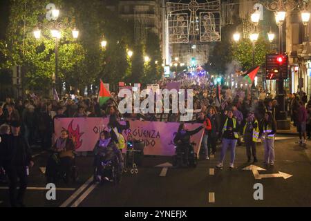 Oviedo, Spanien, 25. November 2024: Tausende von Menschen versammelten sich auf den Straßen von Oviedo während der Demonstration „Let Shame Change Sides“ am 25. November 2024 in Oviedo, Spanien. Quelle: Alberto Brevers / Alamy Live News. Stockfoto