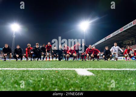 HELMOND, NIEDERLANDE - 25. NOVEMBER: Tobias Pachonik von Helmond Sport, Jonas Scholz von Helmond Sport, Sam Bisselink von Helmond Sport, Theo Golliard von Helmond Sport, Lennerd Daneels von Helmond Sport, Bryan Van Hove von Helmond Sport, Helgi Frodi Ingason von Helmond Sport, Tom Hendriks von Helmond Sport, Alen Dizdarevic Kevin Aben von Helmond Sport, Onesime Zimuangana von Helmond Sport, Tarik Essakkati von Helmond Sport, Stockfoto