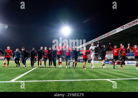 HELMOND, NIEDERLANDE - 25. NOVEMBER: Tobias Pachonik von Helmond Sport, Jonas Scholz von Helmond Sport, Sam Bisselink von Helmond Sport, Theo Golliard von Helmond Sport, Lennerd Daneels von Helmond Sport, Bryan Van Hove von Helmond Sport, Helgi Frodi Ingason von Helmond Sport, Tom Hendriks von Helmond Sport, Alen Dizdarevic Kevin Aben von Helmond Sport, Onesime Zimuangana von Helmond Sport, Tarik Essakkati von Helmond Sport, Stockfoto