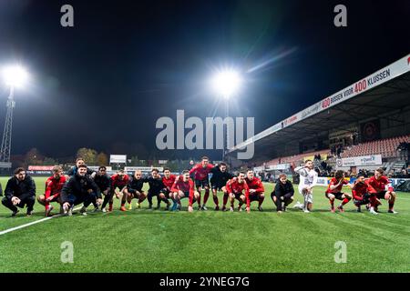 HELMOND, NIEDERLANDE - 25. NOVEMBER: Tobias Pachonik von Helmond Sport, Jonas Scholz von Helmond Sport, Sam Bisselink von Helmond Sport, Theo Golliard von Helmond Sport, Lennerd Daneels von Helmond Sport, Bryan Van Hove von Helmond Sport, Helgi Frodi Ingason von Helmond Sport, Tom Hendriks von Helmond Sport, Alen Dizdarevic Kevin Aben von Helmond Sport, Onesime Zimuangana von Helmond Sport, Tarik Essakkati von Helmond Sport, Stockfoto