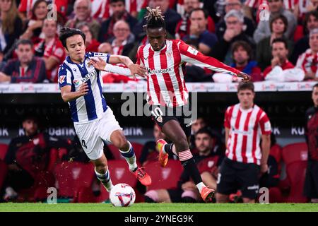 Nico Williams vom Athletic Club duelliert um den Ball mit Takefusa Kubo von Real Sociedad während des LaLiga EA Sports Matches zwischen Athletic Club und Real S Stockfoto