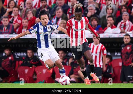 Nico Williams vom Athletic Club duelliert um den Ball mit Takefusa Kubo von Real Sociedad während des LaLiga EA Sports Matches zwischen Athletic Club und Real S Stockfoto