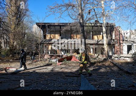 ODESA, UKRAINE - 25. NOVEMBER 2024 - Retter arbeiten nach einem russischen Raketenangriff in Zentral-Odesa, Südukraine. Am Morgen des 25. November Griff Russland Zentralodesa an, angeblich mit einer ballistischen Rakete, die die zivile Infrastruktur einschließlich eines Schulgebäudes beschädigte. Mindestens 11 Menschen wurden verletzt. Stockfoto