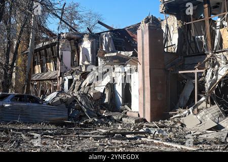 ODESA, UKRAINE - 25. NOVEMBER 2024 - Gebäude werden durch einen russischen Raketenangriff in Zentral-Odesa in der südlichen Ukraine beschädigt. Am Morgen des 25. November Griff Russland Zentralodesa an, angeblich mit einer ballistischen Rakete, die die zivile Infrastruktur einschließlich eines Schulgebäudes beschädigte. Mindestens 11 Menschen wurden verletzt. Stockfoto