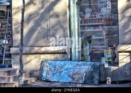 ODESA, UKRAINE - 25. NOVEMBER 2024 - Schaufenster werden durch einen russischen Raketenangriff in Zentral-Odesa in der südlichen Ukraine beschädigt. Am Morgen des 25. November Griff Russland Zentralodesa an, angeblich mit einer ballistischen Rakete, die die zivile Infrastruktur einschließlich eines Schulgebäudes beschädigte. Mindestens 11 Menschen wurden verletzt. Stockfoto