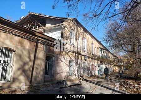 ODESA, UKRAINE - 25. NOVEMBER 2024 - Ein Gebäude wird durch einen russischen Raketenangriff in Zentral-Odesa in der südlichen Ukraine beschädigt. Am Morgen des 25. November Griff Russland Zentralodesa an, angeblich mit einer ballistischen Rakete, die die zivile Infrastruktur einschließlich eines Schulgebäudes beschädigte. Mindestens 11 Menschen wurden verletzt. Stockfoto