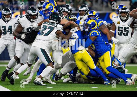 Los Angeles Rams Running Back Kyren Williams (23) führt den Ball während eines NFL-Spiels gegen die Philadelphia Eagles am Sonntag, den 24. November 2024, in SoFi Stockfoto