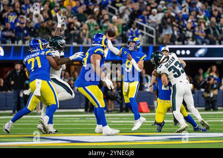 Los Angeles Rams Quarterback Matthew Stafford (9) wirft einen Pass während eines NFL-Spiels gegen die Philadelphia Eagles am Sonntag, den 24. November 2024, in SoFi Stockfoto