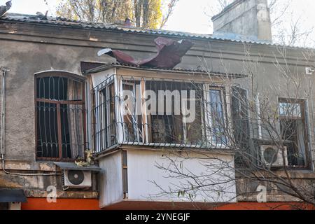 ODESA, UKRAINE - 25. NOVEMBER 2024 - Ein Wohngebäude wird durch einen russischen Raketenangriff in Zentral-Odesa in der südlichen Ukraine beschädigt. Am Morgen des 25. November Griff Russland Zentralodesa an, angeblich mit einer ballistischen Rakete, die die zivile Infrastruktur einschließlich eines Schulgebäudes beschädigte. Mindestens 11 Menschen wurden verletzt. Stockfoto