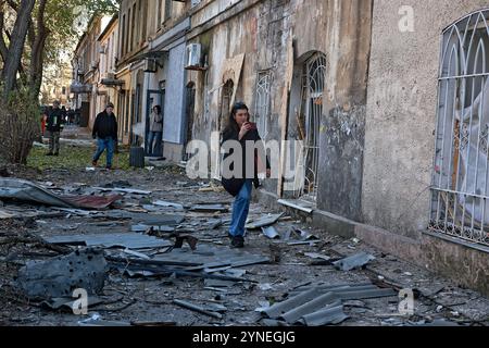 ODESA, UKRAINE - 25. NOVEMBER 2024 - Eine Frau fängt die Folgen eines russischen Raketenangriffs in Zentral-Odesa in der südlichen Ukraine ein. Am Morgen des 25. November Griff Russland Zentralodesa an, angeblich mit einer ballistischen Rakete, die die zivile Infrastruktur einschließlich eines Schulgebäudes beschädigte. Mindestens 11 Menschen wurden verletzt. Stockfoto