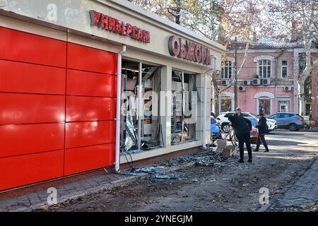 ODESA, UKRAINE - 25. NOVEMBER 2024 - Ein Schaufenster wird von einem russischen Raketenangriff in Zentral-Odesa in der südlichen Ukraine zerstört. Am Morgen des 25. November Griff Russland Zentralodesa an, angeblich mit einer ballistischen Rakete, die die zivile Infrastruktur einschließlich eines Schulgebäudes beschädigte. Mindestens 11 Menschen wurden verletzt. Stockfoto