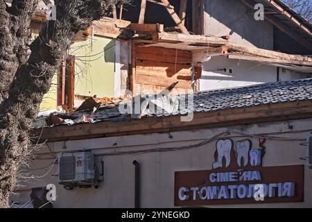 ODESA, UKRAINE - 25. NOVEMBER 2024 - Ein Gebäude wird durch einen russischen Raketenangriff in Zentral-Odesa in der südlichen Ukraine zerstört. Am Morgen des 25. November Griff Russland Zentralodesa an, angeblich mit einer ballistischen Rakete, die die zivile Infrastruktur einschließlich eines Schulgebäudes beschädigte. Mindestens 11 Menschen wurden verletzt. Stockfoto