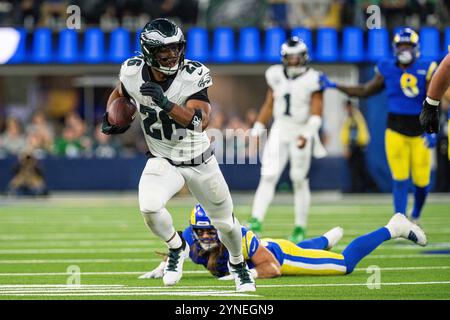 Philadelphia Eagles Running Back Saquon Barkley (26) leitet den Ball während eines Spiels der NFL gegen die Los Angeles Rams am Sonntag, den 24. November 2024, in SoFi Stockfoto