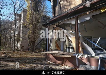 ODESA, UKRAINE - 25. NOVEMBER 2024 - Gebäude werden durch einen russischen Raketenangriff in Zentral-Odesa in der südlichen Ukraine beschädigt. Am Morgen des 25. November Griff Russland Zentralodesa an, angeblich mit einer ballistischen Rakete, die die zivile Infrastruktur einschließlich eines Schulgebäudes beschädigte. Mindestens 11 Menschen wurden verletzt. Stockfoto