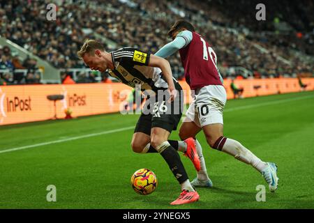 Sean Longstaff von Newcastle United und Lucas Paquetá von West Ham United kämpfen um den Ball während des Premier League Spiels Newcastle United gegen West Ham United in St. James's Park, Newcastle, Großbritannien, 25. November 2024 (Foto: Mark Cosgrove/News Images) Stockfoto