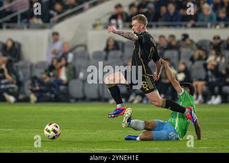 LAFC-Mittelfeldspieler Lewis O’Brien (8) und Seattle Sounders-Mittelfeldspieler Obed Vargas (18) kämpfen während eines Halbfinals der MLS Western Conference um den Besitz Stockfoto