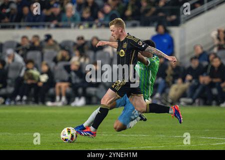 LAFC-Mittelfeldspieler Lewis O’Brien (8) und Seattle Sounders-Mittelfeldspieler Obed Vargas (18) kämpfen während eines Halbfinals der MLS Western Conference um den Besitz Stockfoto